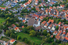 Vue aérienne de Église Saint-Joseph d'Obergasse à le quartier Offenbach in Offenbach an der Queich dans le département Rhénanie-Palatinat, Allemagne