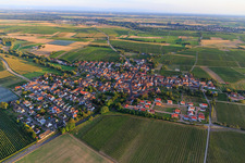 Vue aérienne de Vue du village depuis le nord-ouest à Impflingen dans le département Rhénanie-Palatinat, Allemagne