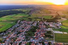 Vue aérienne de Vue d'ensemble du village au coucher du soleil depuis l'est à Minfeld dans le département Rhénanie-Palatinat, Allemagne