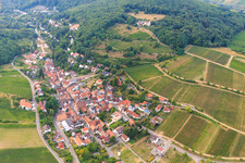 Vue aérienne de Village viticole au pied du Haardtrand vu du sud-est à Leinsweiler dans le département Rhénanie-Palatinat, Allemagne