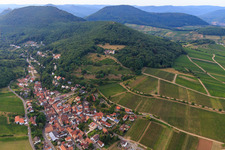 Photographie aérienne de Village viticole au pied du Haardtrand vu du sud-est à Leinsweiler dans le département Rhénanie-Palatinat, Allemagne