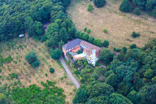 Vue aérienne de Slevogthof Neukastel à Leinsweiler dans le département Rhénanie-Palatinat, Allemagne