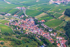 Vue aérienne de Village viticole au pied du Haardtrand vu du nord-ouest à Leinsweiler dans le département Rhénanie-Palatinat, Allemagne