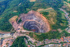Carrière Albersweiler de la Basalt-Actien-Gesellschaft à Albersweiler dans le département Rhénanie-Palatinat, Allemagne d'en haut