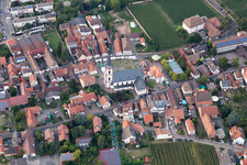 Vue aérienne de Bâtiment de l'église Saint-Pierre et Paul au centre du village à Edesheim dans le département Rhénanie-Palatinat, Allemagne