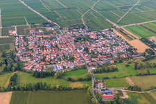 Vue aérienne de Vue du village depuis le sud à Venningen dans le département Rhénanie-Palatinat, Allemagne