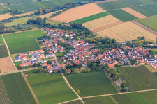Vue aérienne de Vue du village depuis le nord à Kleinfischlingen dans le département Rhénanie-Palatinat, Allemagne