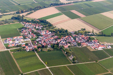 Vue aérienne de Champs agricoles et surfaces utilisables à Kleinfischlingen dans le département Rhénanie-Palatinat, Allemagne