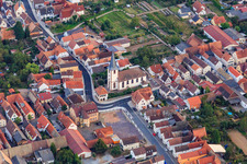 Vue aérienne de Église et place du village avec Malteser Hilfsdienst gGmbH, succursale VR Bank Südpfalz eG Ottersheim à le quartier Ottersheim in Ottersheim bei Landau dans le département Rhénanie-Palatinat, Allemagne