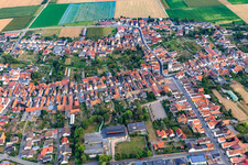 Vue aérienne de Vue d'ensemble du village depuis le nord à le quartier Ottersheim in Ottersheim bei Landau dans le département Rhénanie-Palatinat, Allemagne