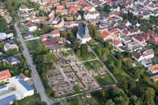 Vue aérienne de Cimetière de l'église à Groß-Rohrheim dans le département Hesse, Allemagne