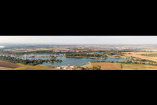 Vue aérienne de Zones côtières en perspective panoramique sur la région du lac de l'Eicher See dans la zone des maisons de week-end de l'Eicher See à Hamm Am Rhein à Eich dans le département Rhénanie-Palatinat, Allemagne