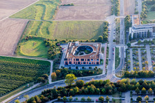 Vue aérienne de Immeuble de bureaux du bâtiment administratif et commercial de ZDF Enterprises GmbH et ZDF Werbe Fernsehen GmbH à le quartier Marienborn in Mainz dans le département Rhénanie-Palatinat, Allemagne