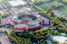 Vue aérienne de Complexe immobilier avec antennes paraboliques au centre de diffusion de la deuxième chaîne de télévision allemande à le quartier Lerchenberg in Mainz dans le département Rhénanie-Palatinat, Allemagne