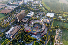 Vue aérienne de Complexe immobilier de la station de radio ZDF et du jardin de télévision ZDF à le quartier Lerchenberg in Mainz dans le département Rhénanie-Palatinat, Allemagne