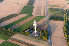 Vue aérienne de Structure de tour de télécommunications et tour de télévision à Ober-Olm dans le département Rhénanie-Palatinat, Allemagne