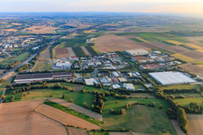 Vue aérienne de Complexe immobilier et centre logistique sur le site de l'entrepôt Tengelmann Warenhandelsgesellschaft LD sur l'A63 à Nieder-Olm dans le département Rhénanie-Palatinat, Allemagne