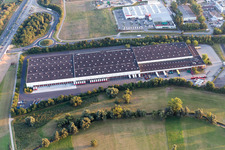 Vue aérienne de Complexe immobilier et centre logistique sur le site de l'entrepôt Tengelmann Warenhandelsgesellschaft LD sur l'A63 à Nieder-Olm dans le département Rhénanie-Palatinat, Allemagne