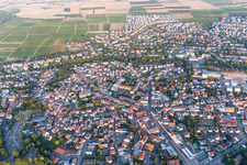 Vue aérienne de Vue des rues et des maisons des quartiers résidentiels à Nieder-Olm dans le département Rhénanie-Palatinat, Allemagne