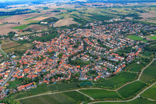 Vue aérienne de Vue d'ensemble de la ville depuis le nord-ouest à Guntersblum dans le département Rhénanie-Palatinat, Allemagne