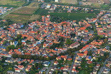 Vue aérienne de Château de Leininger sur la promenade à Guntersblum dans le département Rhénanie-Palatinat, Allemagne