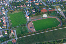 Vue aérienne de Terrain de football Guntersblum du SV 1921 Guntersblum eV et courts de tennis du Tennis-Klub Guntersblum eV à Guntersblum dans le département Rhénanie-Palatinat, Allemagne