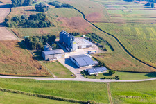 Vue aérienne de Ferme d'une ferme appartenant à Bolz Landhandel GmbH dans le district de Liedolsheim à le quartier Rußheim in Dettenheim dans le département Bade-Wurtemberg, Allemagne