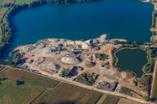 Vue aérienne de Lac de carrière et locaux de l'entreprise Pfadt GmbH Kieswerk-Baustoffe à Leimersheim dans le département Rhénanie-Palatinat, Allemagne