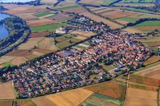 Vue aérienne de Village de pêcheurs du nord-est à Neupotz dans le département Rhénanie-Palatinat, Allemagne
