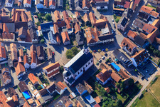 Vue aérienne de Rue principale, Schulstraße et Kirchstr à Neupotz dans le département Rhénanie-Palatinat, Allemagne
