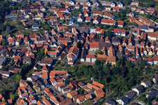 Vue aérienne de Rue principale avec la mairie de la communauté locale, le musée Terra Sigillata, le petit centre culturel et l'église paroissiale Saint-Michel à Rheinzabern dans le département Rhénanie-Palatinat, Allemagne