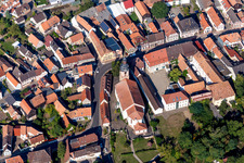 Vue aérienne de Bâtiment de l'église de la paroisse catholique au centre du village à Rheinzabern dans le département Rhénanie-Palatinat, Allemagne