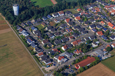 Vue aérienne de Raiffeisenring et château d'eau à Hatzenbühl dans le département Rhénanie-Palatinat, Allemagne