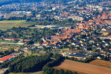 Vue aérienne de Rheinstr et rond-point de la station-service Aral depuis le nord-est à Kandel dans le département Rhénanie-Palatinat, Allemagne