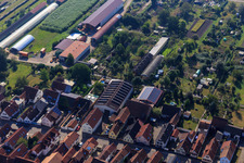 Halles agricoles à Ettenbaum à Kandel dans le département Rhénanie-Palatinat, Allemagne hors des airs