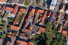 Vue aérienne de Frankenhofpassage et VR Bank Südpfalz eG Direction régionale Kandel à Kandel dans le département Rhénanie-Palatinat, Allemagne