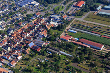 Halles agricoles à Ettenbaum à Kandel dans le département Rhénanie-Palatinat, Allemagne vu d'un drone