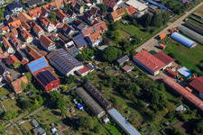 Granges avec toits photovoltaïques sur Rheinstr à Kandel dans le département Rhénanie-Palatinat, Allemagne hors des airs