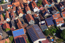 Vue d'oiseau de Granges avec toits photovoltaïques sur Rheinstr à Kandel dans le département Rhénanie-Palatinat, Allemagne