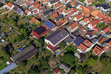 Vue aérienne de Granges avec toits photovoltaïques sur Rheinstr à Kandel dans le département Rhénanie-Palatinat, Allemagne