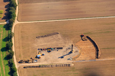 Fondation d'éolienne sur un chantier de construction à Hatzenbühl dans le département Rhénanie-Palatinat, Allemagne d'en haut