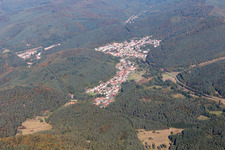 Vue d'oiseau de Hinterweidenthal dans le département Rhénanie-Palatinat, Allemagne