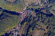 Vue aérienne de Vue du village dans la forêt du Palatinat à Oberschlettenbach dans le département Rhénanie-Palatinat, Allemagne
