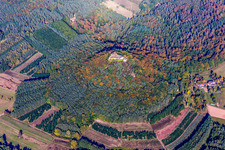 Vue aérienne de Ruines et vestiges du mur des ruines du château de Lindelbrunn à Vorderweidenthal dans le département Rhénanie-Palatinat, Allemagne