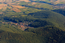 Vue aérienne de Vue du village dans la forêt du Palatinat depuis l'ouest à Dörrenbach dans le département Rhénanie-Palatinat, Allemagne