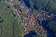 Vue aérienne de Aperçu du village caché dans la forêt du Palatinat à Dörrenbach dans le département Rhénanie-Palatinat, Allemagne