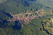 Vue aérienne de Vue d'ensemble du village caché dans la forêt du Palatinat depuis le sud à Dörrenbach dans le département Rhénanie-Palatinat, Allemagne