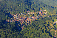 Vue aérienne de Vue d'ensemble du village caché dans la forêt du Palatinat depuis le sud à Dörrenbach dans le département Rhénanie-Palatinat, Allemagne