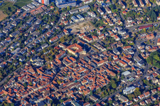 Vue aérienne de Centre-ville avec château vu du sud-ouest à Bad Bergzabern dans le département Rhénanie-Palatinat, Allemagne