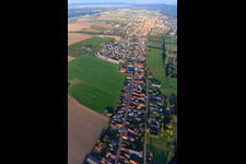Vue aérienne de La Saarstrasse le soir depuis l'ouest à Kandel dans le département Rhénanie-Palatinat, Allemagne